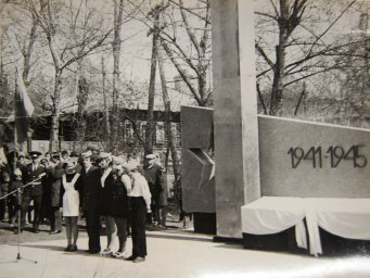 Выступление пионеров на митинге в честь открытия памятника