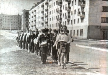 Пионерский отряд на улице города